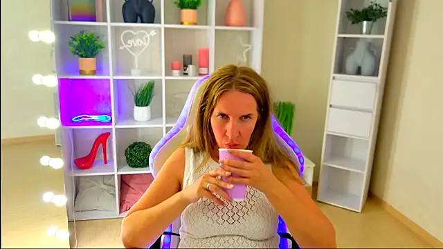 Snapshot of MollyLoll chatting on July 1, 11:01 am MollyLoll online show from July 1, 11:01 am