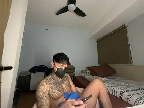 Snapshot of tattoo_hottie chatting on April 15, 8:20 pm tattoo hottie online show from April 15, 8:20 pm