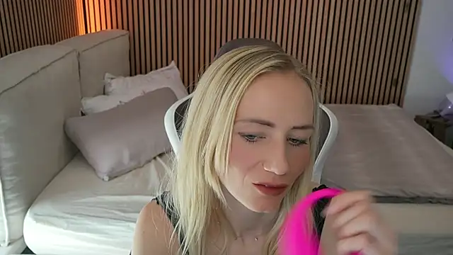Snapshot of Ella_Mysterie chatting on April 26, 8:45 am Ella Mysterie online show from April 26, 8:45 am