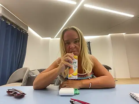 Snapshot of parisheliton chatting on April 14, 5:46 am parisheliton online show from April 14, 5:46 am