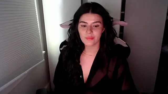cassiealvarez online show from May 1, 9:30 pm