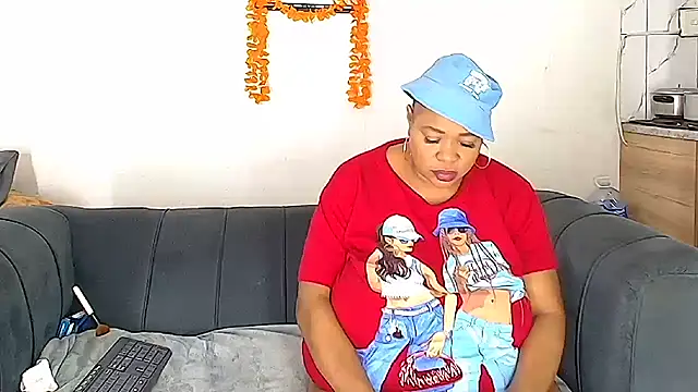 BUSTYQUEEN56  online show from April 18, 10:30 am