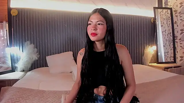 zoe castillo online show from April 21, 8:01 pm