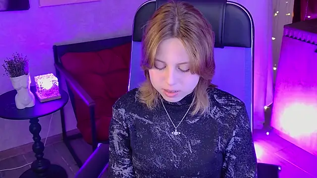 Snapshot of VivienneHebert chatting on July 17, 9:38 am VivienneHebert online show from July 17, 9:38 am