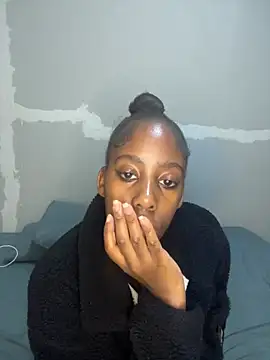 Snapshot of petite_bee chatting on April 25, 4:59 pm petite bee online show from April 25, 4:59 pm