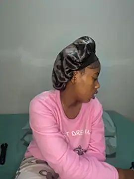 Snapshot of petite_bee chatting on May 5, 4:48 pm petite bee online show from May 5, 4:48 pm