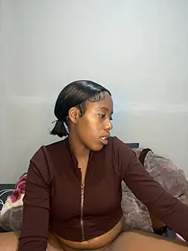 Snapshot of petite_bee chatting on July 7, 4:26 am petite bee online show from July 7, 4:26 am