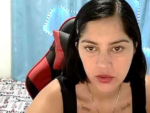 Snapshot of Bandida553 chatting on April 17, 11:52 pm Bandida553 online show from April 17, 11:52 pm