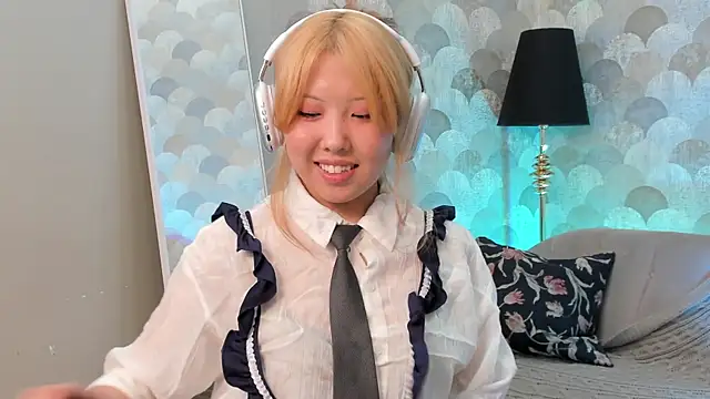Snapshot of AzureMimi chatting on April 23, 2:08 pm AzureMimi online show from April 23, 2:08 pm