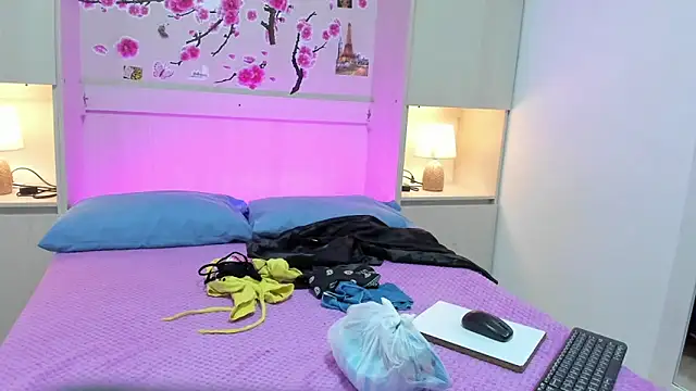TaylorBloom online show from April 21, 11:38 am