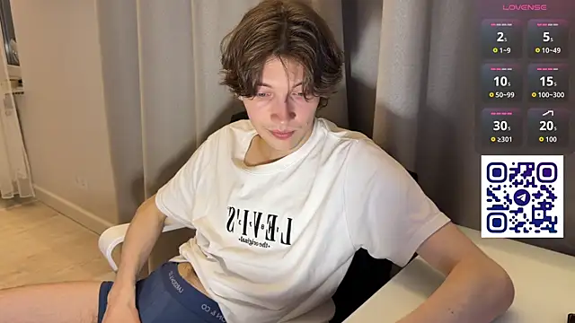 Snapshot of swaggenjoyer chatting on June 9, 8:20 pm swaggenjoyer online show from June 9, 8:20 pm