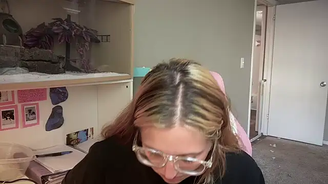 MUSCLEMOMMY1365 online show from April 26, 2:59 pm