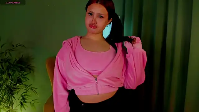nicolewoss online show from April 22, 4:37 am