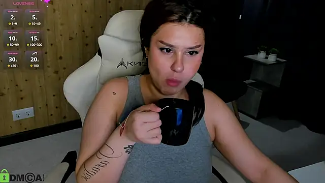 nicolewoss online show from June 16, 3:20 am