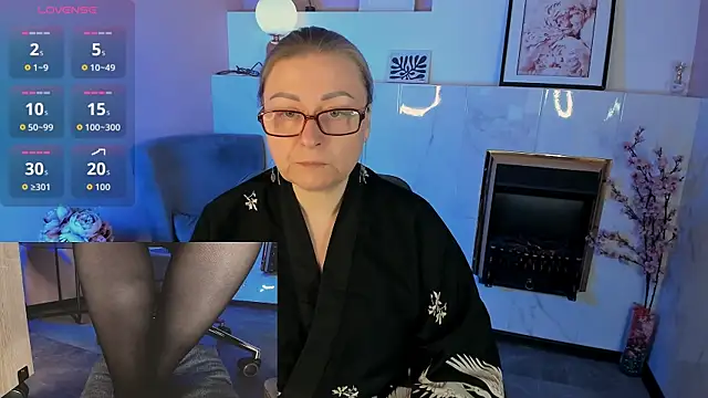 Snapshot of Alexandra_Kind chatting on April 18, 8:53 pm Alexandra Kind online show from April 18, 8:53 pm