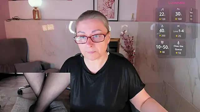Snapshot of Alexandra_Kind chatting on May 2, 8:25 pm Alexandra Kind online show from May 2, 8:25 pm