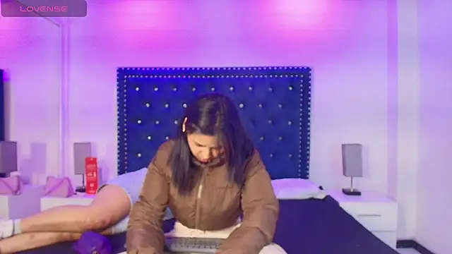 Serena and zoe online show from May 5, 7:33 pm