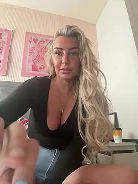 Snapshot of Naughtyhousewife_x chatting on April 28, 10:42 am Naughtyhousewife x online show from April 28, 10:42 am