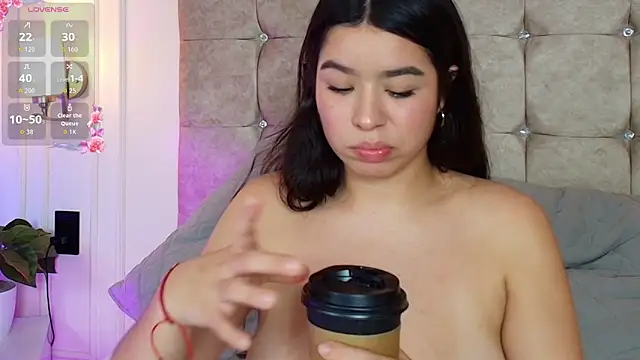 Snapshot of SophieBuitrago chatting on June 3, 2:33 pm SophieBuitrago online show from June 3, 2:33 pm