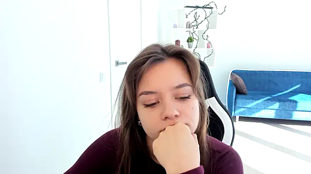 Snapshot of BrunaLinklater chatting on April 16, 11:11 am BrunaLinklater online show from April 16, 11:11 am