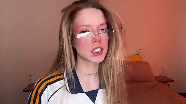 Snapshot of Catrinee chatting on June 7, 4:55 pm Catrinee online show from June 7, 4:55 pm