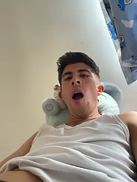 Snapshot of Luis-avatar chatting on April 15, 7:10 pm Luis-avatar online show from April 15, 7:10 pm