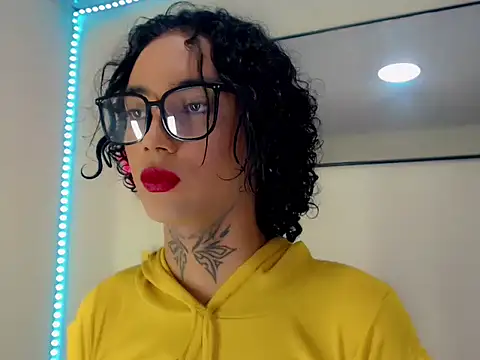 Darianna A online show from April 24, 9:17 pm