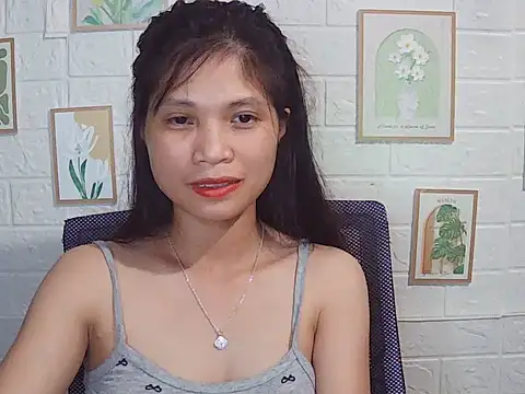 Snapshot of -Lucie-e chatting on May 17, 1:18 pm -Lucie-e online show from May 17, 1:18 pm