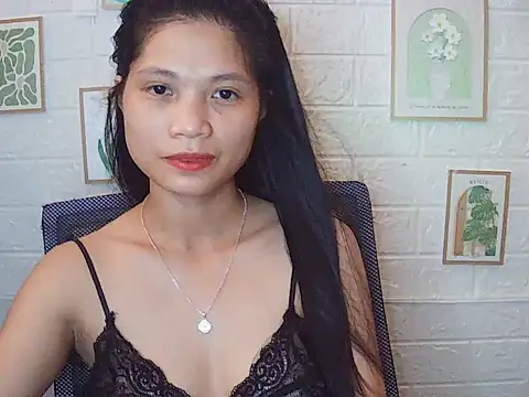 Snapshot of -Lucie-e chatting on May 18, 4:07 am -Lucie-e online show from May 18, 4:07 am