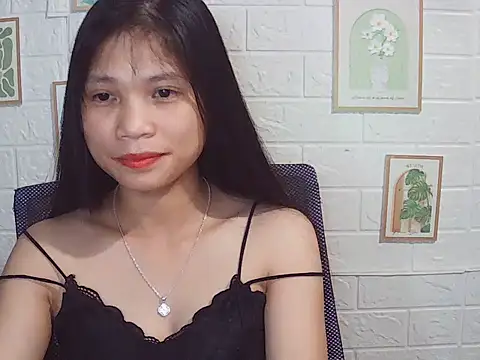 Snapshot of -Lucie-e chatting on May 18, 4:13 pm -Lucie-e online show from May 18, 4:13 pm