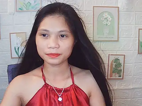 Snapshot of -Lucie-e chatting on May 19, 5:58 am -Lucie-e online show from May 19, 5:58 am