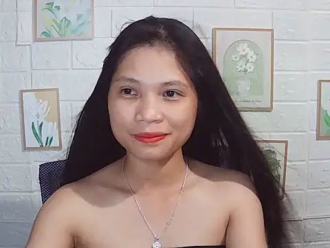 Snapshot of -Lucie-e chatting on May 27, 1:41 pm -Lucie-e online show from May 27, 1:41 pm