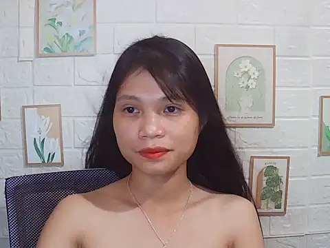 Snapshot of -Lucie-e chatting on June 8, 2:01 am -Lucie-e online show from June 8, 2:01 am