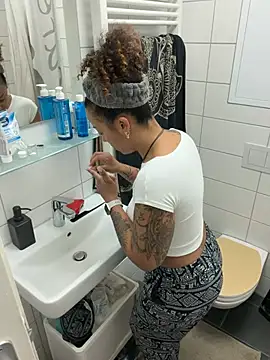 SweetPetiteNoir online show from June 3, 5:54 am