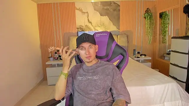 Snapshot of Owen_Drake chatting on May 2, 4:39 am Owen Drake online show from May 2, 4:39 am