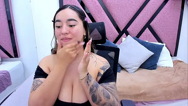 Snapshot of MiaaCastroo chatting on July 31, 5:12 pm MiaaCastroo online show from July 31, 5:12 pm