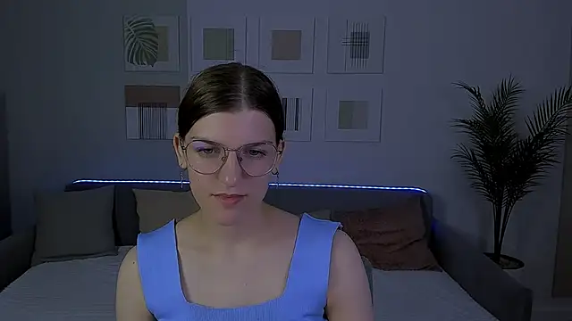 Snapshot of AnnaThorne chatting on May 8, 3:45 am AnnaThorne online show from May 8, 3:45 am