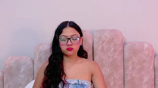 Snapshot of Emma-Rosse- chatting on May 29, 2:04 pm Emma-Rosse- online show from May 29, 2:04 pm
