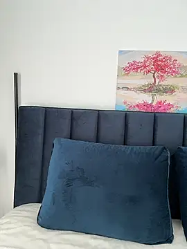 Mira Luna online show from April 23, 5:30 am