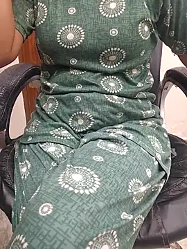 Snapshot of SEEMA_333 chatting on April 20, 2:14 am SEEMA 333 online show from April 20, 2:14 am