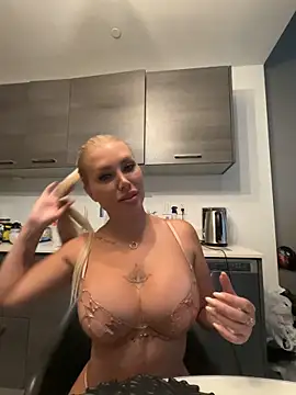 Karen Luxe online show from May 30, 11:24 pm