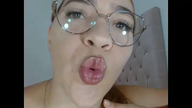Snapshot of dulce_melocoton chatting on May 3, 12:05 am dulce melocoton online show from May 3, 12:05 am