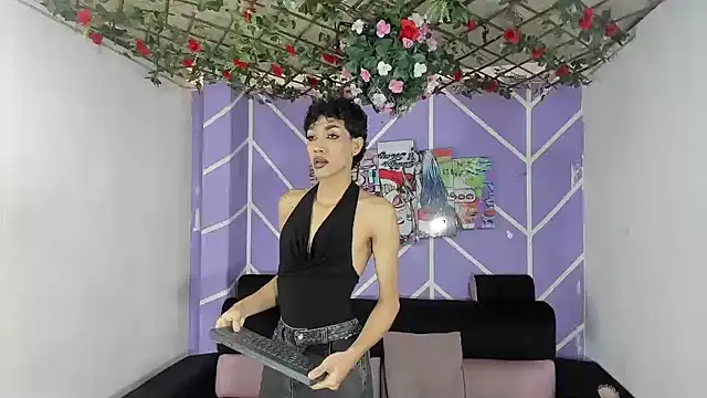 Snapshot of DAHNE_HOT_ chatting on June 21, 1:13 pm DAHNE HOT online show from June 21, 1:13 pm