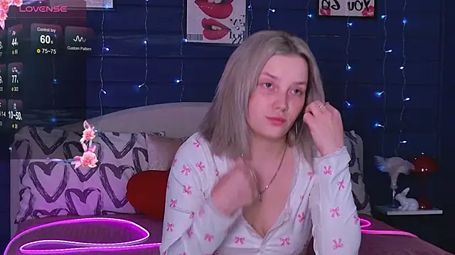 Snapshot of Crystal__Jull chatting on May 19, 2:29 am Crystal Jull online show from May 19, 2:29 am