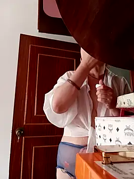 lucy-698 online show from June 9, 12:22 am