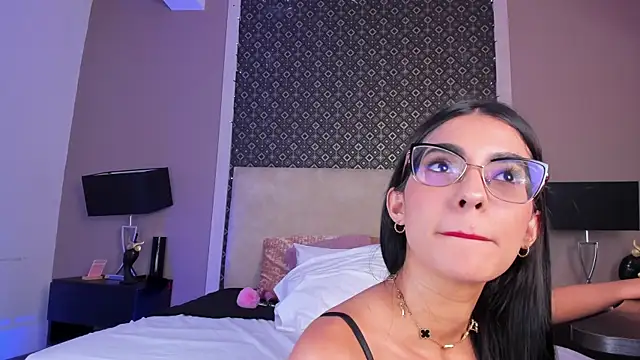 Larissa Luna online show from June 3, 12:30 pm