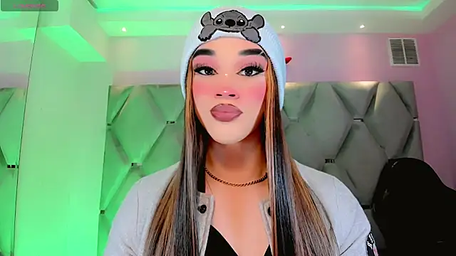 Snapshot of Camila_Vasquezz1 chatting on May 25, 12:11 pm Camila Vasquezz1 online show from May 25, 12:11 pm
