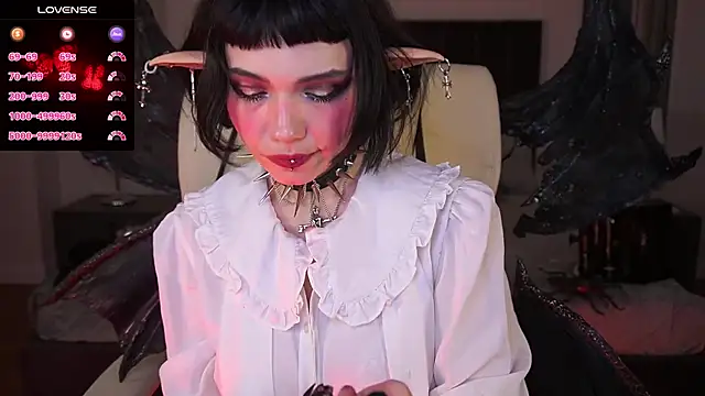 OutfitObsession online show from May 26, 1:29 pm