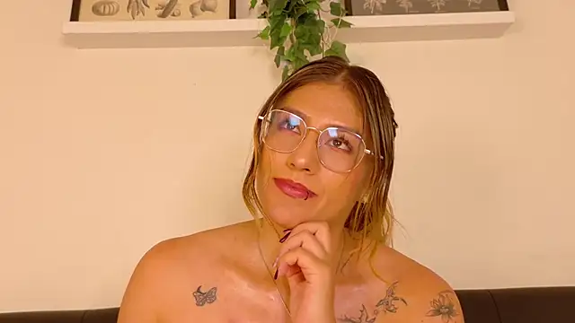 Snapshot of LiaaMoretti__ chatting on July 23, 2:53 am LiaaMoretti online show from July 23, 2:53 am