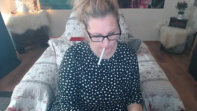 Divineblond online show from March 21, 1:45 pm